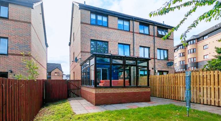 LANGLEY HOUSE Free Parking central LOCATION 5 bed all double with smart TV 3 BATHROOMS Loved by TRAD — photo 3
