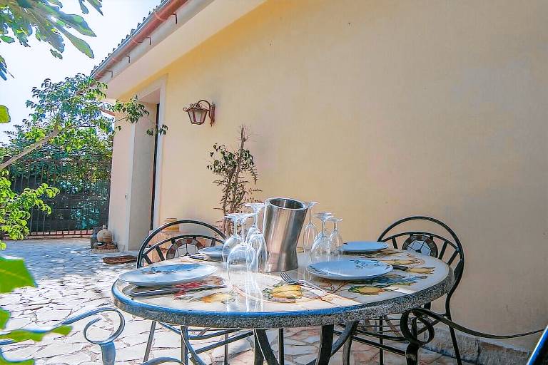 House with patio & yard — photo 4