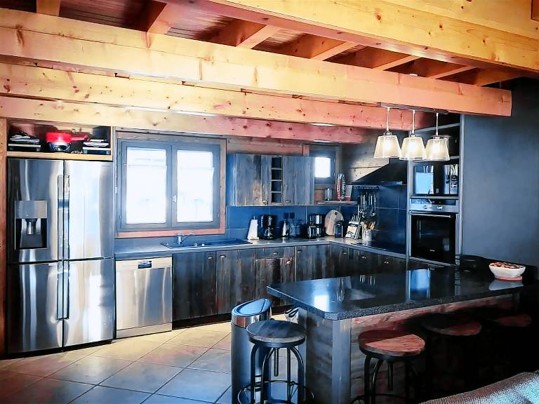 Chalet with barbeque & patio — photo 3
