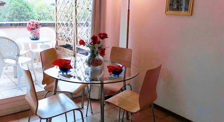 Serviced apartment with jacuzzi, pool & yard — photo 2