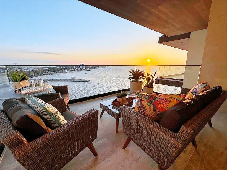 Breathtaking 2BR deluxe condo with stunning views