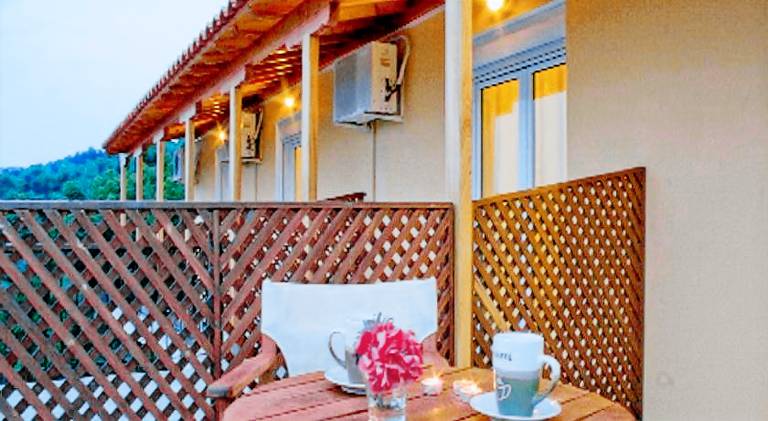 Serviced apartment with yard, patio & grill — photo 4
