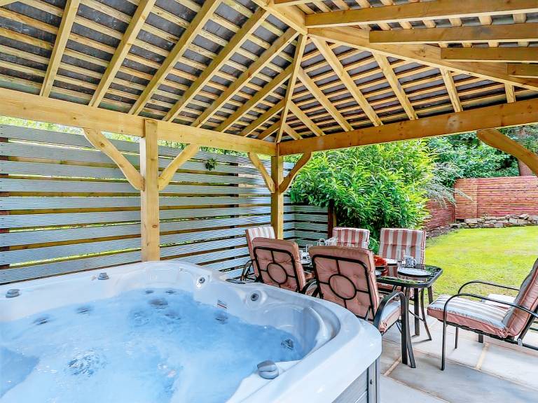 Fully equipped apartment with barbecue, hot tub & yard | Pets allowed in Harrogate