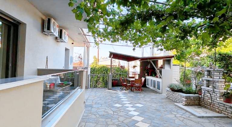 Serviced apartment with garden & patio — photo 5