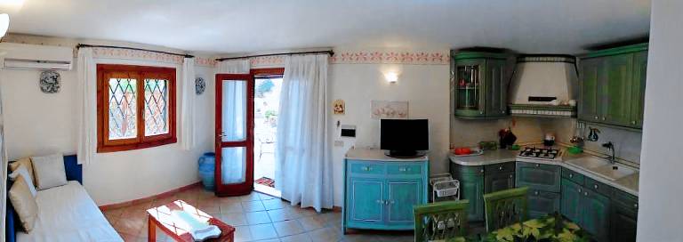 Apartment with pool & yard — photo 4