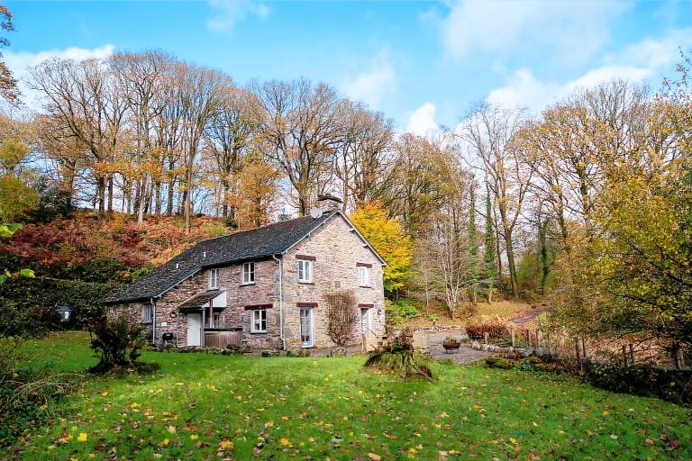 Family-oriented cottage with pool, hot tub & yard | Dogs allowed in Windermere