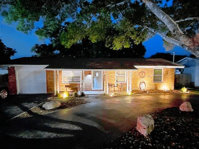 Vacation home with yard — photo 3