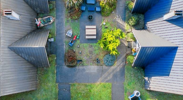 Vacation home with yard — photo 4