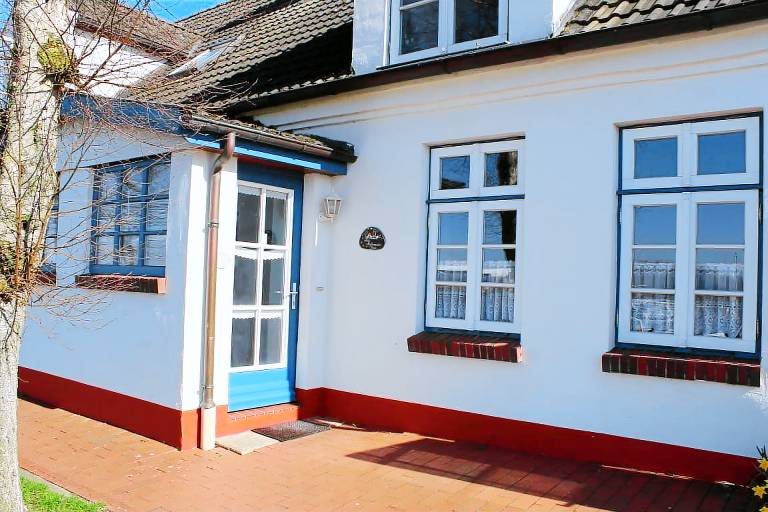 Holiday apartment with garden & patio | Garden view — photo 4