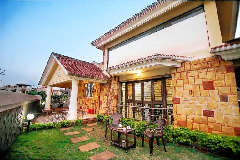 Villa with yard, pool & grill in Khandala