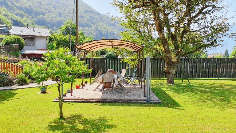 Rental apartment with yard, terrace & barbecue | Garden view — photo 4