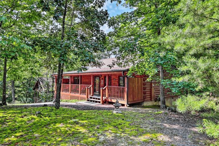Cabin w/ Deck + Fireplace < 3 Mi to Dollywood! in Pigeon Forge, TN
