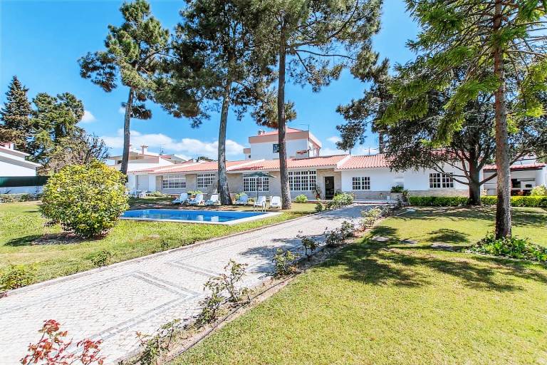 Villa with yard, barbecue & private pool — photo 4