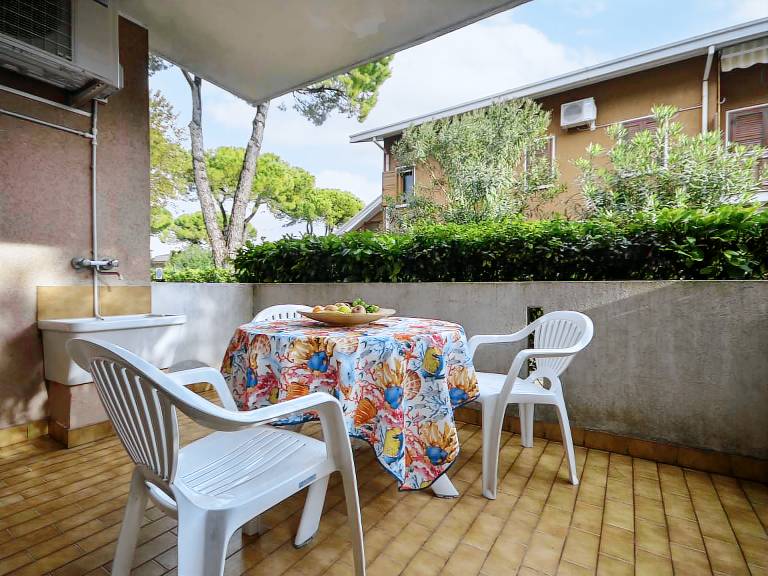 Holiday apartment with patio & pool | Pet-friendly — photo 2
