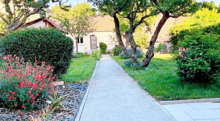 Vacation home with patio, barbeque & garden — photo 4