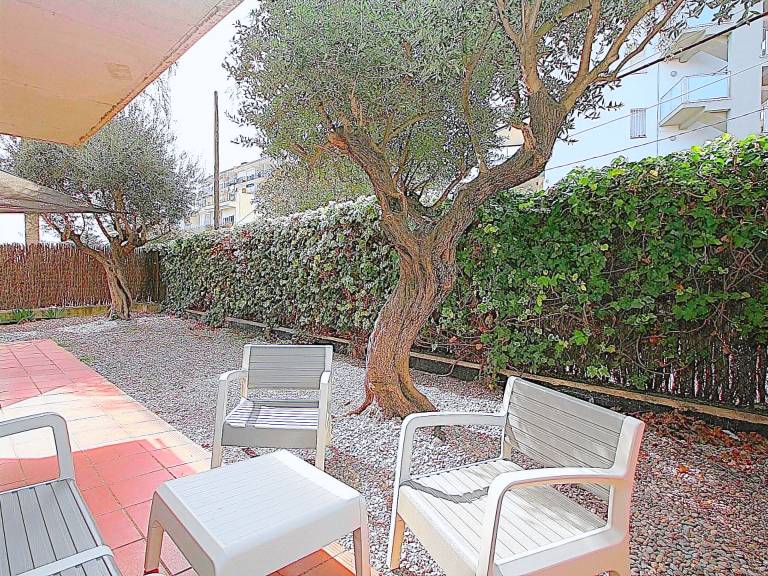 Charming Apt 200m from Beach, A/C, WiFi, Terrace, Sleeps 7 — photo 2