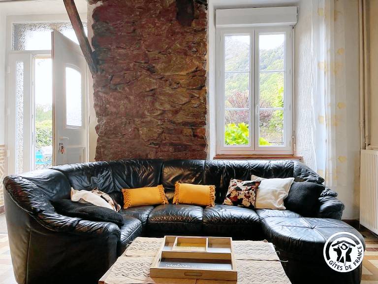 Gite with patio, BBQ & yard | Pets allowed — photo 3
