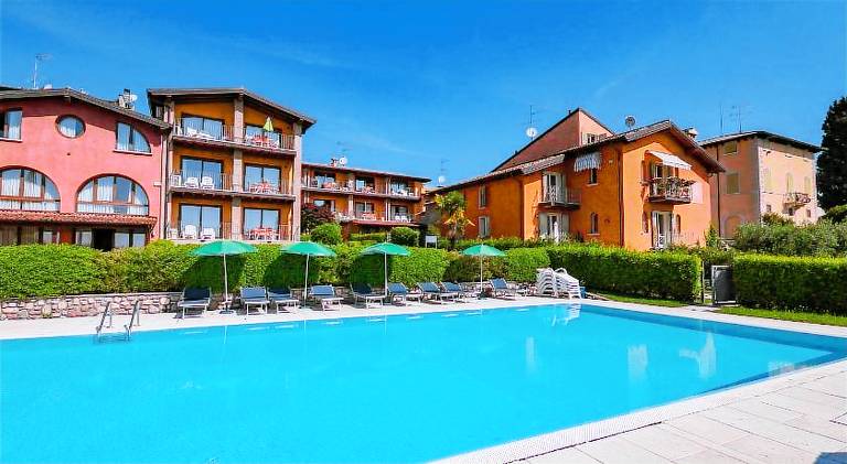 Serviced apartment with pool, hot tub & grill — photo 4