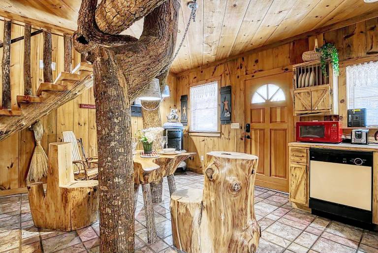Family-oriented cabin with private pool | Pet-friendly — photo 5