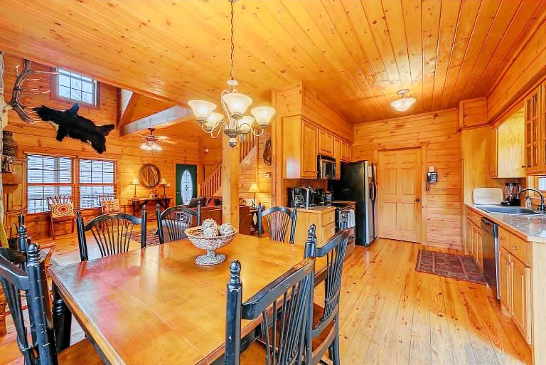 Family-friendly cabin with BBQ & hot tub | Mountain view | Pets are welcome — photo 2