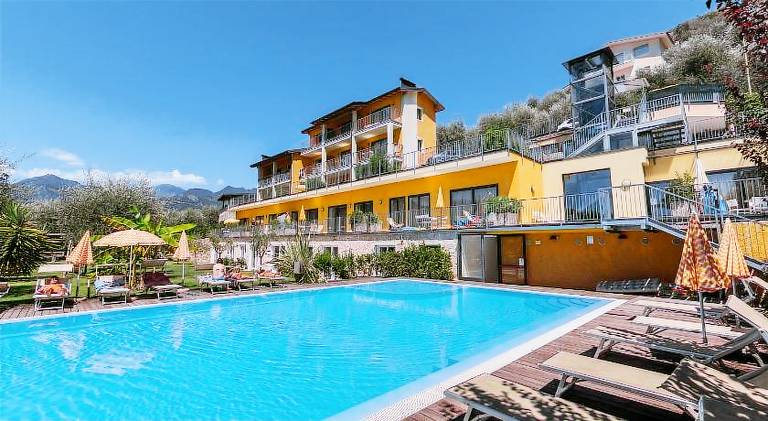 Serviced apartment with garden, barbeque & pool in Malcesine