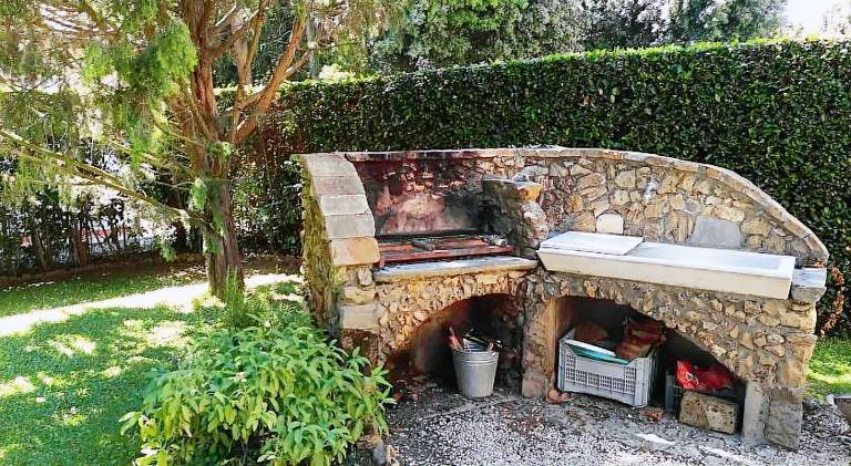 Vacation home with pool, barbecue & yard — photo 4