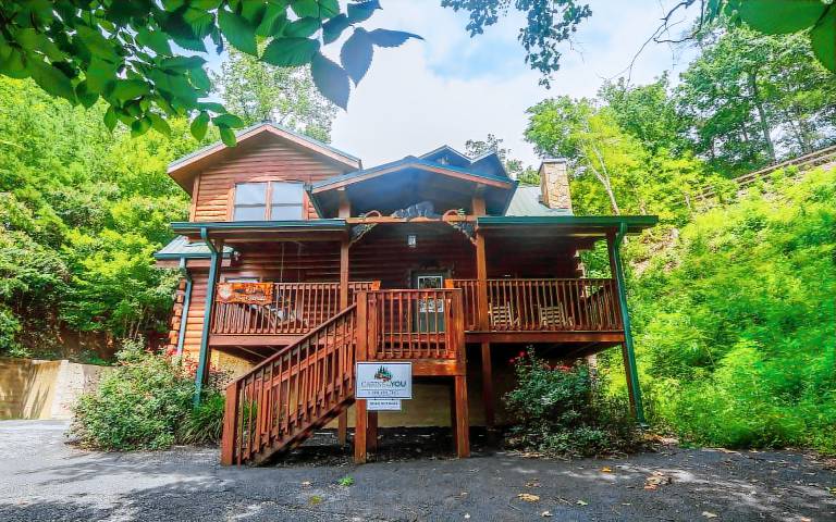 Cabin with pool, grill & hot tub | Mountain view — photo 4