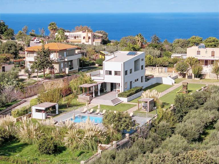 Family-friendly nice villa with grill, hot tub & yard | Dogs allowed — photo 3
