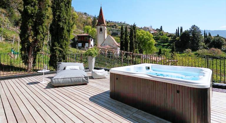 Holiday apartment with garden, jacuzzi & patio — photo 4