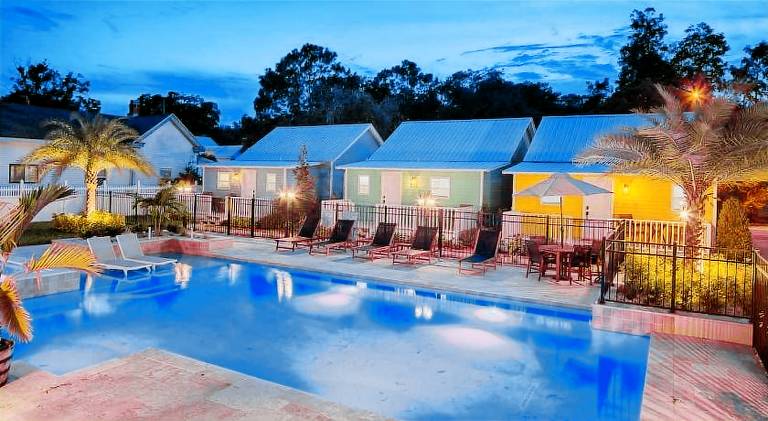 Vacation home with pool — photo 3