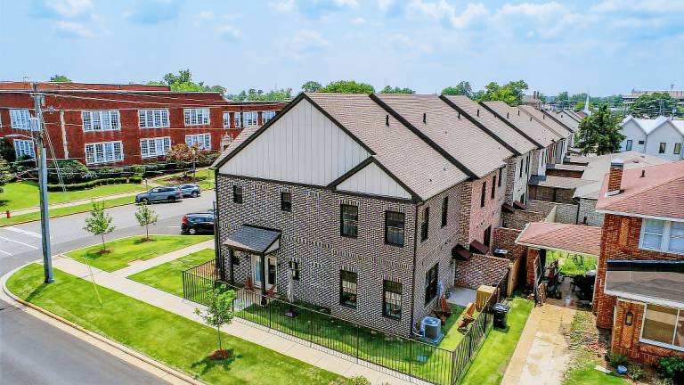 House with yard & BBQ | City view — photo 3
