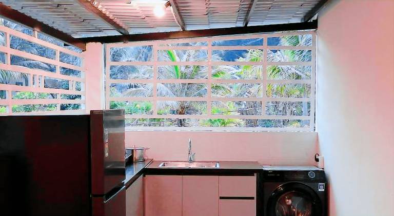 Bungalow with yard | Pet-friendly — photo 4