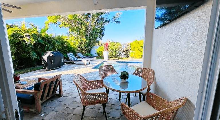 Vacation home with pool — photo 5