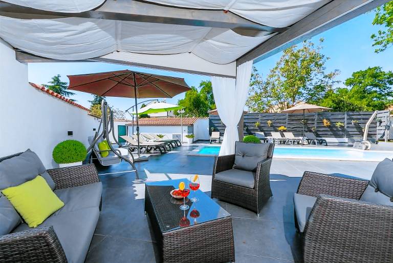 Apartment with terrace, private pool & yard | Pool view — photo 3