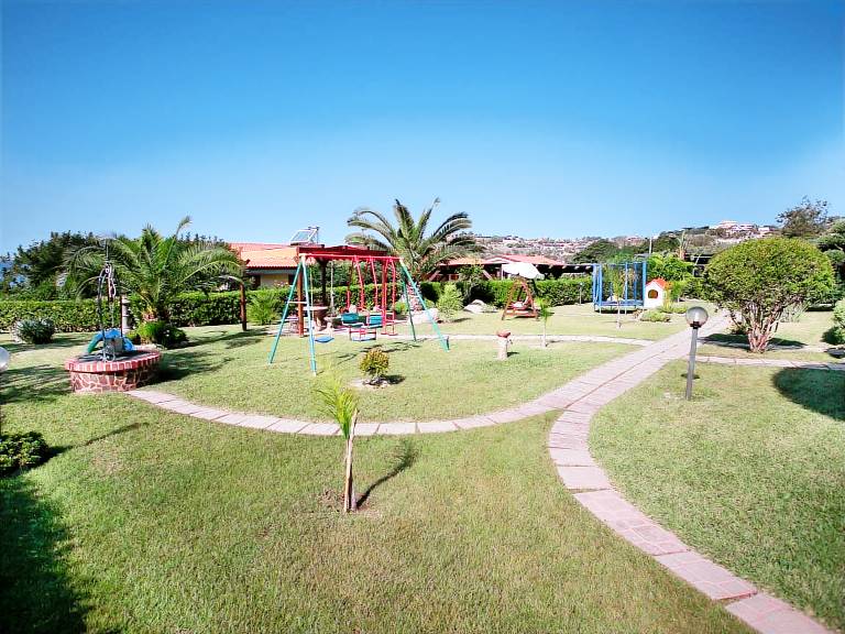 Child-friendly charming apartment with yard & barbeque | Nature view | Beach nearby | Dogs allowed — photo 4