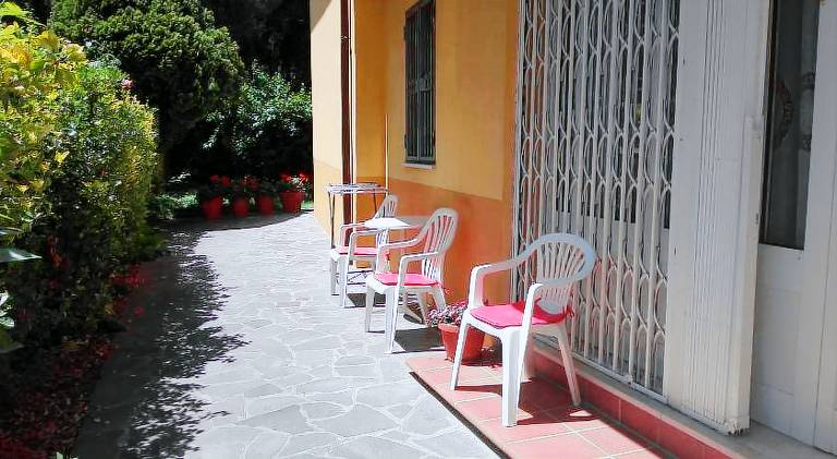 Holiday apartment with barbecue & garden — photo 5