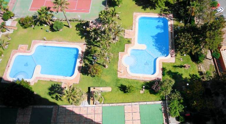 Apartment with yard, pool & patio in Benidorm