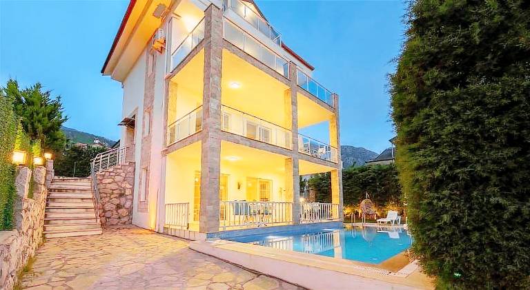 Beautiful villa with patio, garden & private pool | Good for workation | Dogs allowed — photo 4
