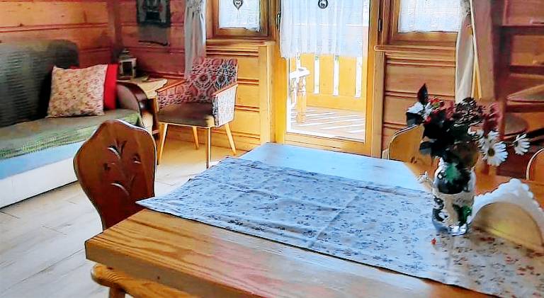 Chalet with barbecue, patio & yard | Pets allowed — photo 5