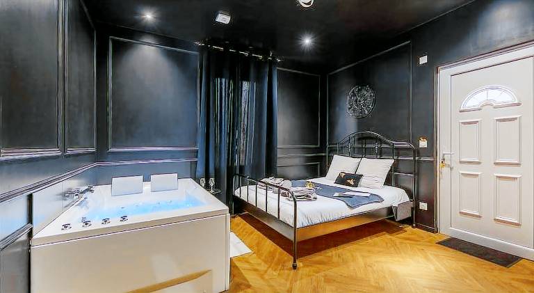 Holiday apartment with jacuzzi in Rouen