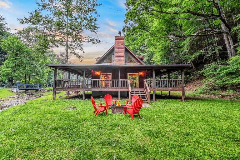 Willow Creek: Pet Friendly / Free Attraction Tickets / WiFi / Hot Tub / Creek View / Fire Pit — photo 4