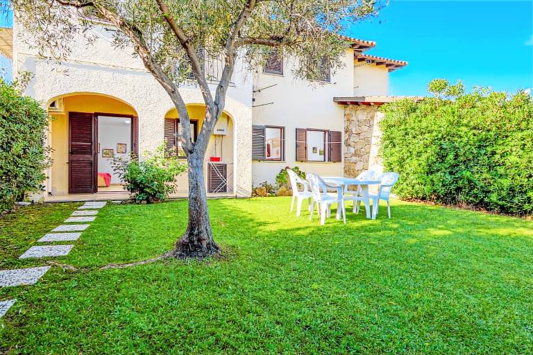 Villa with yard, barbeque & terrace in San Teodoro