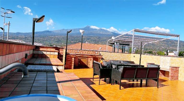 Holiday apartment with pool — photo 4