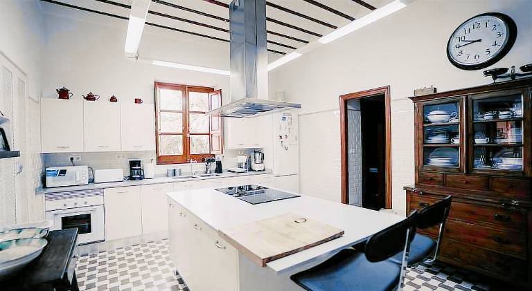 Villa with pool — photo 5