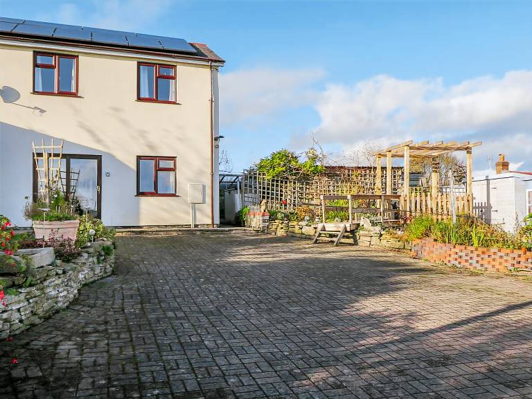 Cottage with garden in Gloucester
