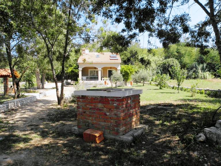 House with barbeque — photo 3