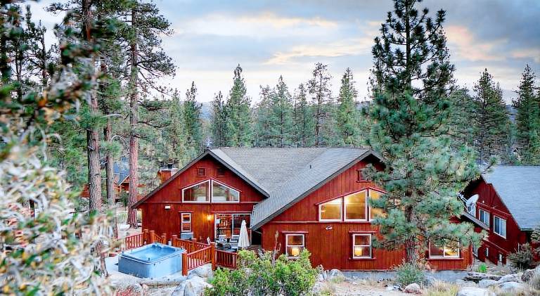 Bernard by AvantStay Luxurious Cabin in Big Bear w Hot Tub Pool Table in Big Bear Lake, CA