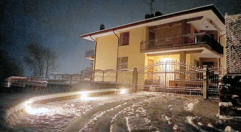 Rental apartment with BBQ, yard & terrace in Verres