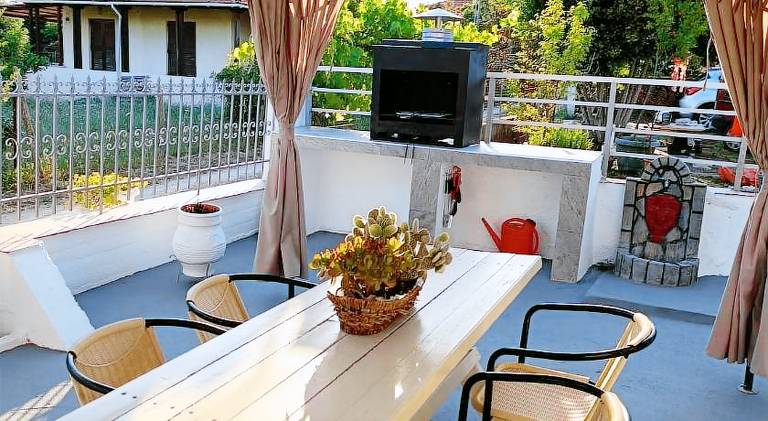 Vacation home with terrace & yard — photo 3