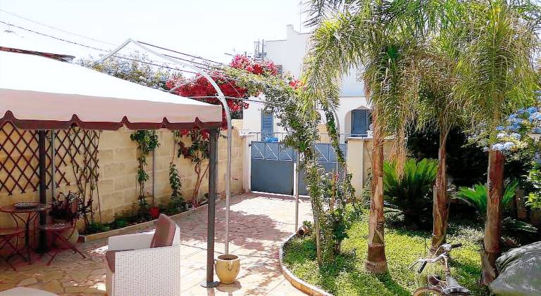 Villa with barbeque, terrace & yard in Nardò